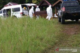 Personel Polres Kutai Barat tangani pemakaman PDP COVID-19 meninggal
