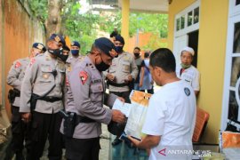 Satbrimob Polda Maluku buka dapur lapangan dan bagikan takjil