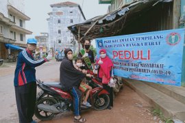 Para guru di Bangka Barat bagikan 1.000 masker kain ke warga