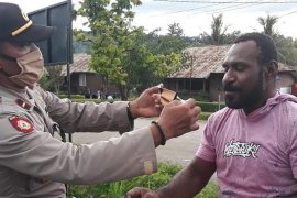 Polres Mamberamo Raya bagikan masker kepada warga