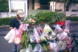 Tak dapat bansos, pedagang ini terpaksa berjualan untuk kebutuhan sehari-hari