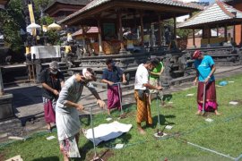 Komunitas lingkungan Buleleng buat biopori di tempat umum