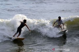 NGABUBURIT MAIN SURFING DI PADANG Page 1 Small