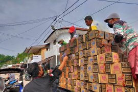 Pemuda di Banggai Laut bekerjasama buat 1.000 masker