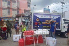 Relawan COVID-19 Inhil bagikan takjil ke tukang becak hingga buruh