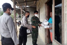 Polisi dan TNI di Bangka Barat bagikan 250 paket makanan buka puasa