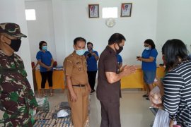 TNI di Sangihe  dampingi pemerintah desa salurkan bantuan kepada masyarakat