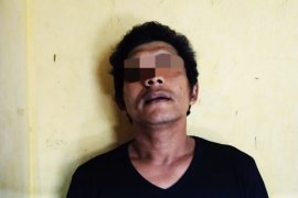 Nyamar jadi wanita tua, Albert tak berkutik ditangkap warga