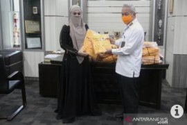 Bantuan APD dari pengusaha busana muslim untuk HST