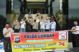Warga Tionghoa di Sumbar serahkan bantuan pada Polda Sumbar untuk hadapi pandemi COVID-19