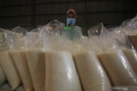 Harga gula pasir di pasar Kalimantan Selatan turun