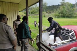 Polres Tolikara bantu satu ton beras untuk masyarakat distrik Wugi