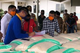 Bupati Tanjabtim akan sikat siapapun yang "main-main" dengan bantuan