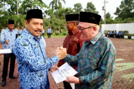 Pemkab Labuhanbatu serahkan bantuan korban banjir besar Labura