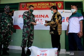 Pertamina MOR VII beri bantuan beras kepada TNI Page 1 Small