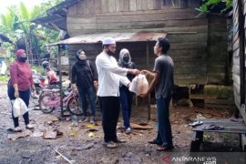 Pasangan anggota DPRD bagikan ratusan paket sembako