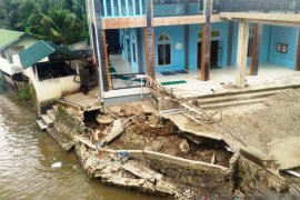 Dek penahan tanah Masjid Al Ikhlas Sayur Matinggi amblas