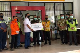 Adaro Serahkan Bantuan APD dan Ambulance