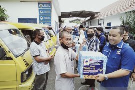Nasdem Kalsel bantu sopir angkot yang makin susah hidup akibat COVID-19
