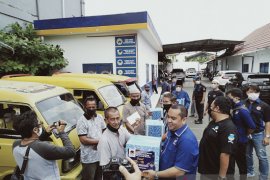 Nasdem Kalsel beri sembako kepada sopir angkot terdampak corona