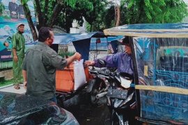 Serikat Pekerja Pelindo I Sibolga bagikan beras dan masker kepada tukang becak