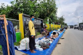 Pandemi corona, pedagang peci dan busana muslim sepi pembeli