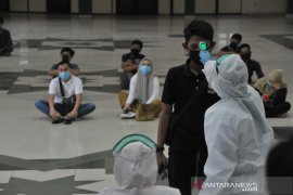 Warga tanpa masker ditahan satu malam di Asrama Haji Palembang Page 3 Small