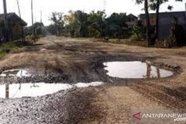 Masyarakat minta jalan Azki Aris Kota Rengat diperbaiki