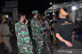 TNI dan Satpol PP Buleleng masih temukan restoran buka sampai malam