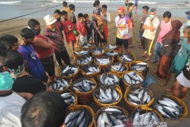 Nelayan Garut kesulitan jual ikan ke pasar tradisional