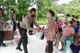 Tujuh personel Polres Nias sisihkan gaji untuk bagi sembako kepada masyarakat