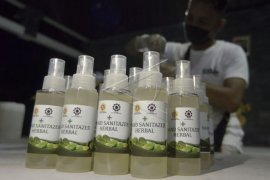 Produksi hand sanitizer herbal untuk amal