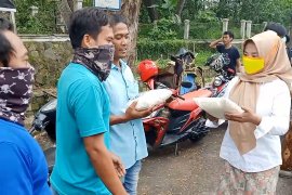 Jurnalis Cilegon bantu warga terdampak COVID-19