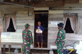 Kodim 0303/Bengkalis bagi sembako ke kaum dhuafa