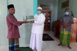 Delmeria Sikumbang salurkan Al Quran dan sirup untuk masjid se-Kota Sibolga