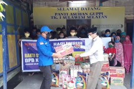 Hari Buruh - Buruh di Makassar gelar bakti sosial COVID-19