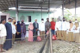 Berbagi Sembako, Jauhar Ajak Warga Doakan COVID-19 Cepat Berakhir