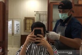 Tukang cukur di Garut buka panggilan datang ke rumah