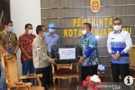 Sejumlah perusahaan bantu  alat pelindung diri dan sembako