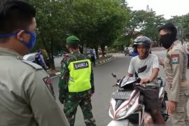 Petugas karantina 13 orang pengendara sepeda motor di Palembang tak pakai masker