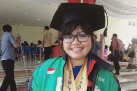 Leony Sondang dinobatkan menjadi "Driver Jempolan" oleh Gojek