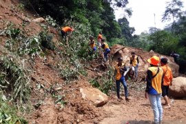 Longsor bongkahan batu  tutup jalan utama di Ulu Ogan Sumatera Selatan, puluhan desa terancam  terisolir
