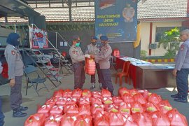 Polisi Panakkukang bagikan 800 nasi kotak untuk warga prasejahtera