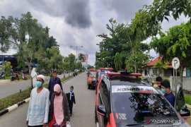 Guru Zuhdi meninggal, relawan BPK menunggu di kawasan Bandara Syamsudin Noor