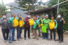 BPJAMSOSTEK Madiun bagikan bantuan pangan kepada warga terdampak COVID-19