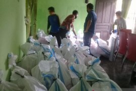 Polsek Pemali Bangka bagikan 58 paket sembako