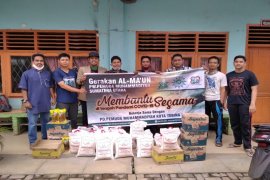 Pemuda Muhamadiyah bagi paket sembako