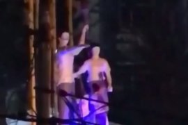 Beberapa pelajar pesta kelulusan dengan aksi coret Tugu Motivasi Tanjungpinang