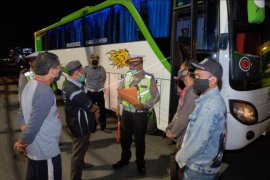 Polisi razia bus bawa penumpang dari Bali
