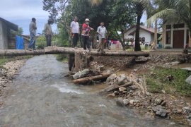 Saat tinjau banjir, Wabup Abdya gratiskan ratusan semangka ke warga desa